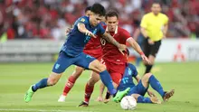 Pemain Timnas Thailand, Suphanan Bureerat (depan) berebut bola dengan pemain Indonesia, Egy Maulana Vikri dalam laga matchday ketiga Grup A Piala AFF 2022 di Stadion Utama Gelora Bung Karno, Senayan, Jakarta, Kamis (29/12/2022) sore WIB. (Bola.com/Bagaskara Lazuardi)
