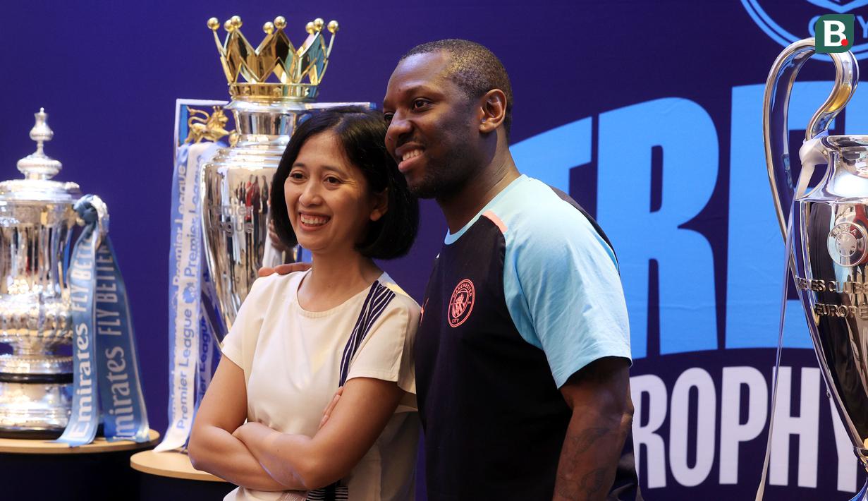 Legenda Manchester City, Shaun Wright-Phillips, melayani permintaan foto bersama wartawan saat acara rangkaian Trophy Tour The Citizen di Indonesia di Hotel Double Three Jakarta, Kamis (28/9/2023). (Bola.com/M Iqbal Ichsan)