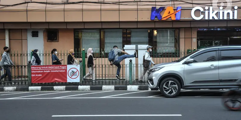 Akses Masuk Jauh, Penumpang KRL Nekat Lompati Pagar Stasiun Cikini