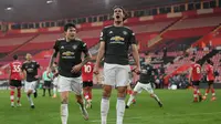 Striker Manchester United, Edinson Cavani, merayakan gol yang dicetaknya ke gawang Southampton, Minggu (29/11/2020). Cavani mencetak dua gol dalam kemenangan 3-2 yang diraih The Red Devils di markas Southampton. (MIKE HEWITT / POOL / AFP)