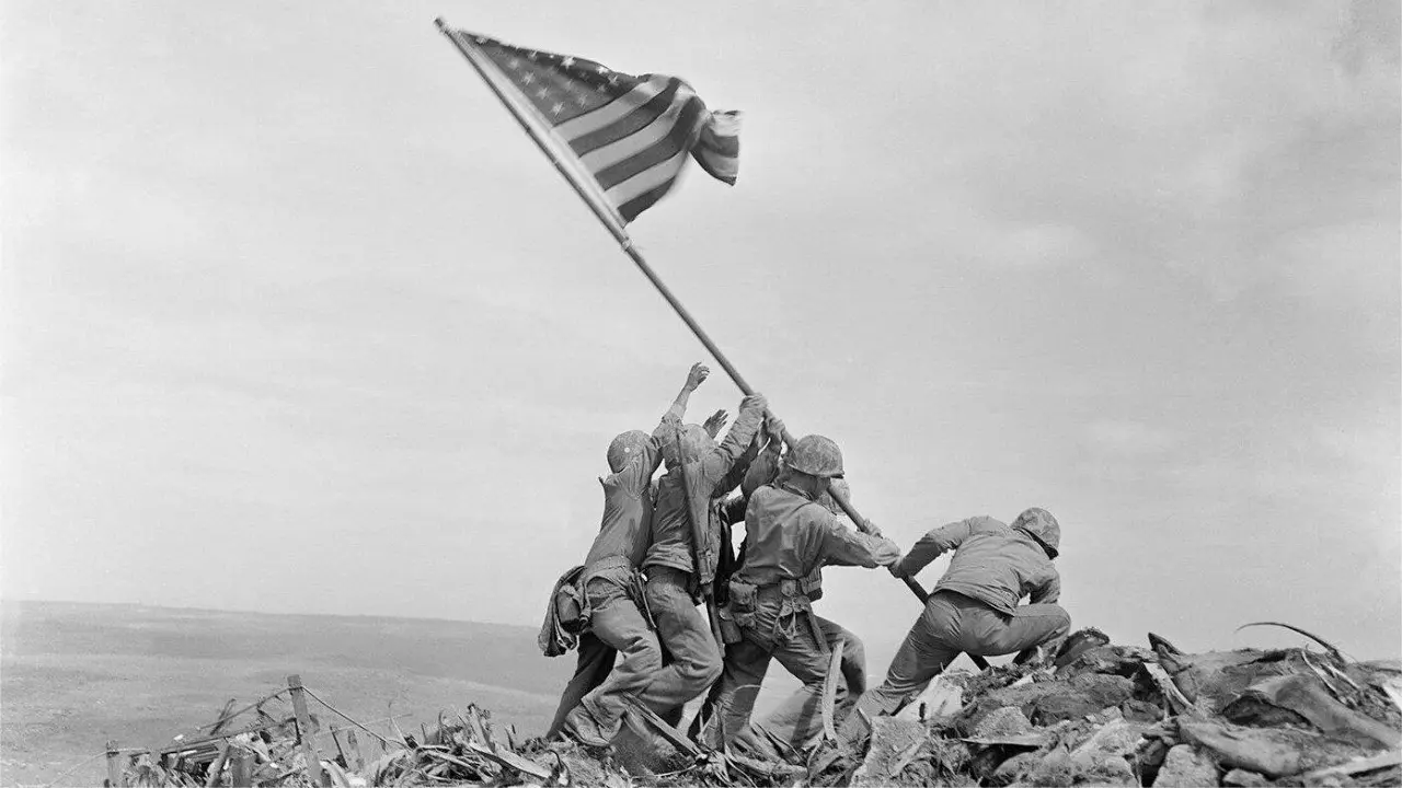 Marinir AS dari Resimen ke-28, Divisi ke-5, mengibarkan bendera Amerika di puncak Gunung Suribachi, Iwo Jima, pada tanggal 23 Februari 1945 (AP/Arsip)