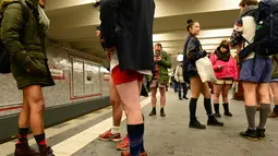 Para penumpang kereta tanpa mengenakan celana selama 'No Pants Subway Ride' di Berlin, Jerman, Minggu (8/1). Acara ini dimulai pada tahun 2002 dengan peserta hanya tujuh orang. (Maurizio Gambarini/dpa via AP)