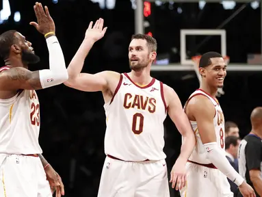 Pebasket Cleveland Cavaliers, LeBron James dan Kevin Love, merayakan kemenangan atas Brooklyn Nets pada laga NBA di Barclay Arena, Senin (26/3/2018). Cleveland Cavaliers menang 121-114 atas Brooklyn Nets. (AP/Kathy Willens)