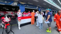 Pit walk AHRT di paddock Sirkuit Internasional Chang, Buriram, Minggu (27-4-2025). (Bola.com/Aning Jati)