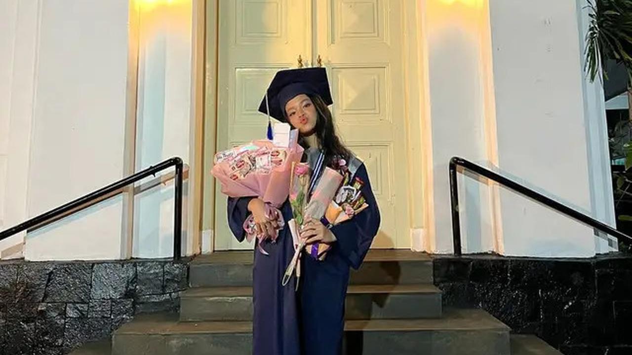 6 Potret Romaria Simbolon Adik Bastian Steel yang Sudah Lulus SMP, Bikin Pangling