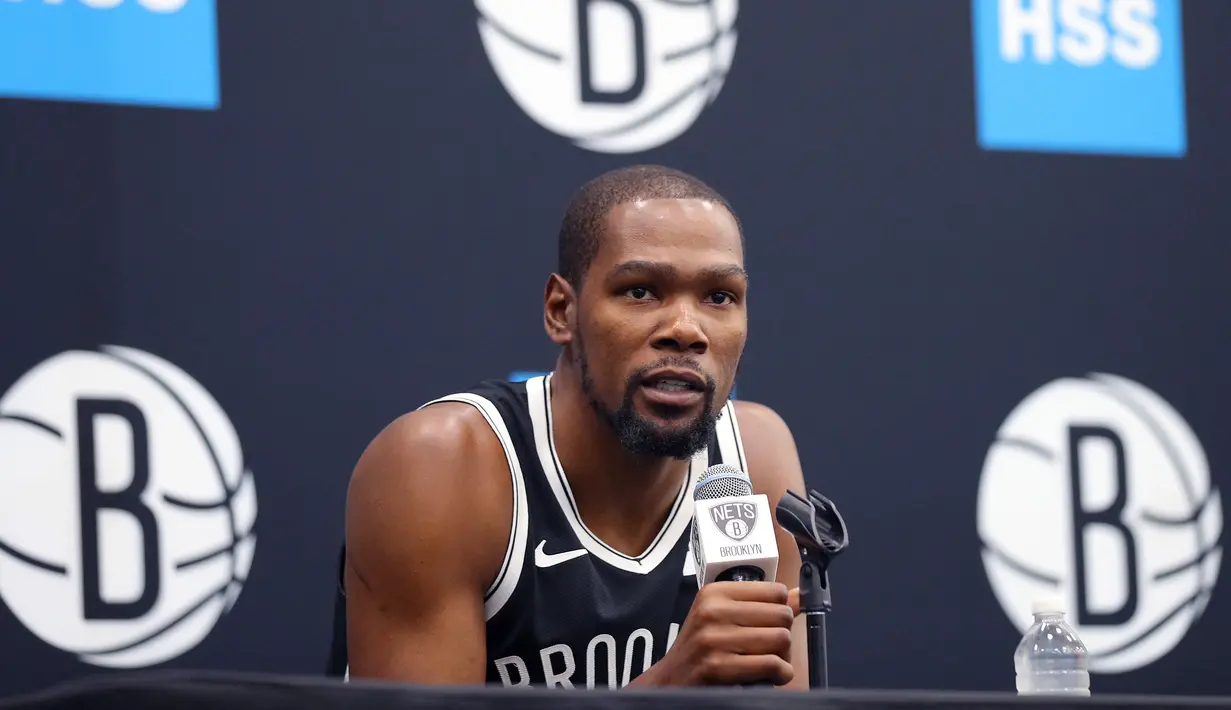 Pihak Brooklyn Nets sendiri memastikan bahwa empat punggawanya, termasuk Durant, dinyatakan positif terjangkit COVID-19. (AFP/Mike Lawrie)