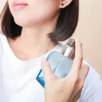 Ilustrasi memakai parfum/copyright shutterstock