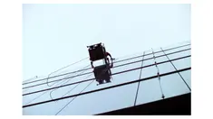  3 orang tewas setelah gondola yang mereka tumpangi jatuh dari lantai 4 Mall Mitra I Kota Malang, Jawa Timur. Ketiganya adalah pekerja yang sedang memperbaiki lampu reklame di mal tersebut.
