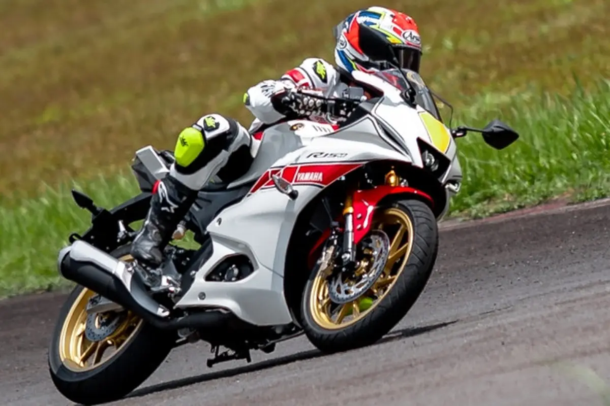 Yamaha R15