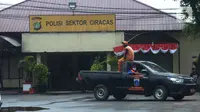 Suasana pascapenyerangan di Polsek Ciracas, Jakarta, Sabtu (29/8/2020). Polsek Ciracas  diserang oleh sejumlah orang tak dikenal pada Sabtu (29/8) dini hari. (merdeka.com/Imam Buhori)