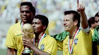 Romario (tengah) mengantarkan Timnas Brasil juara Piala Dunia 1994 di Amerika Serikat. (DANIEL GARCIA / AFP)