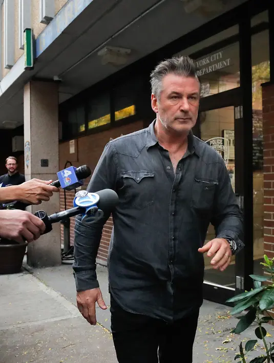 Aktor Alec Baldwin berjalan keluar dari Kantor Polisi New York, Jumat (2/11). Alec Baldwin disambut oleh fotografer dan wartawan saat dibebaskan dari kantor polisi setelah sempat ditahan karena melakukan kekerasan pada seorang pria. (AP/Julie Jacobson)