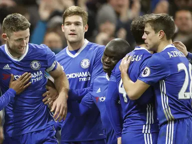 Para pemain Chelsea merayakan gol Gary Cahill (2kiri) saat melawan Hull City pada lanjutan Premier League di Stamford Bridge stadium, London, (22/1/2017). Chelsea menang 2-0.  (AP/Frank Augstein)
