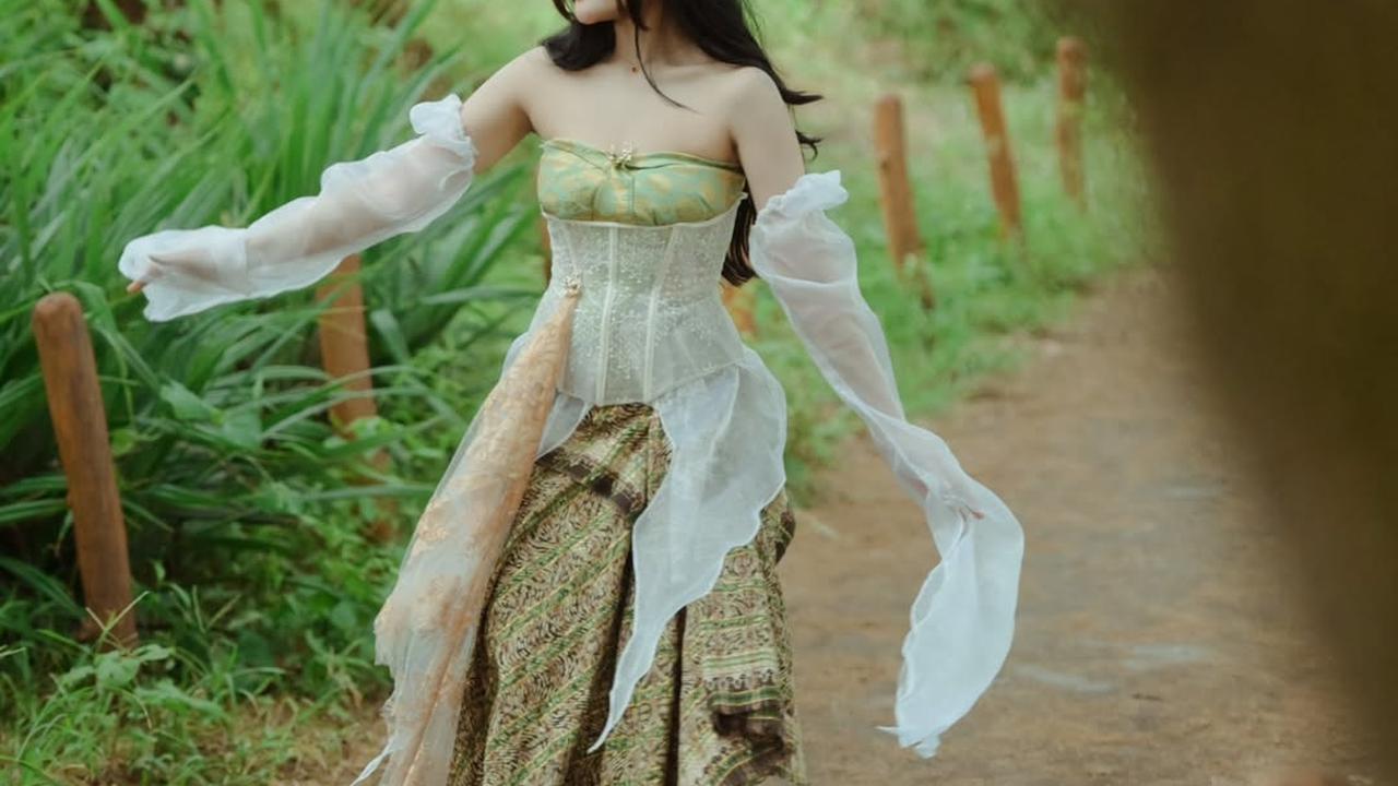 Disebut Bak 'Bidadari Turun dari Kayangan', Penampilan Terbaru Fanny Soegi Cantik Banget