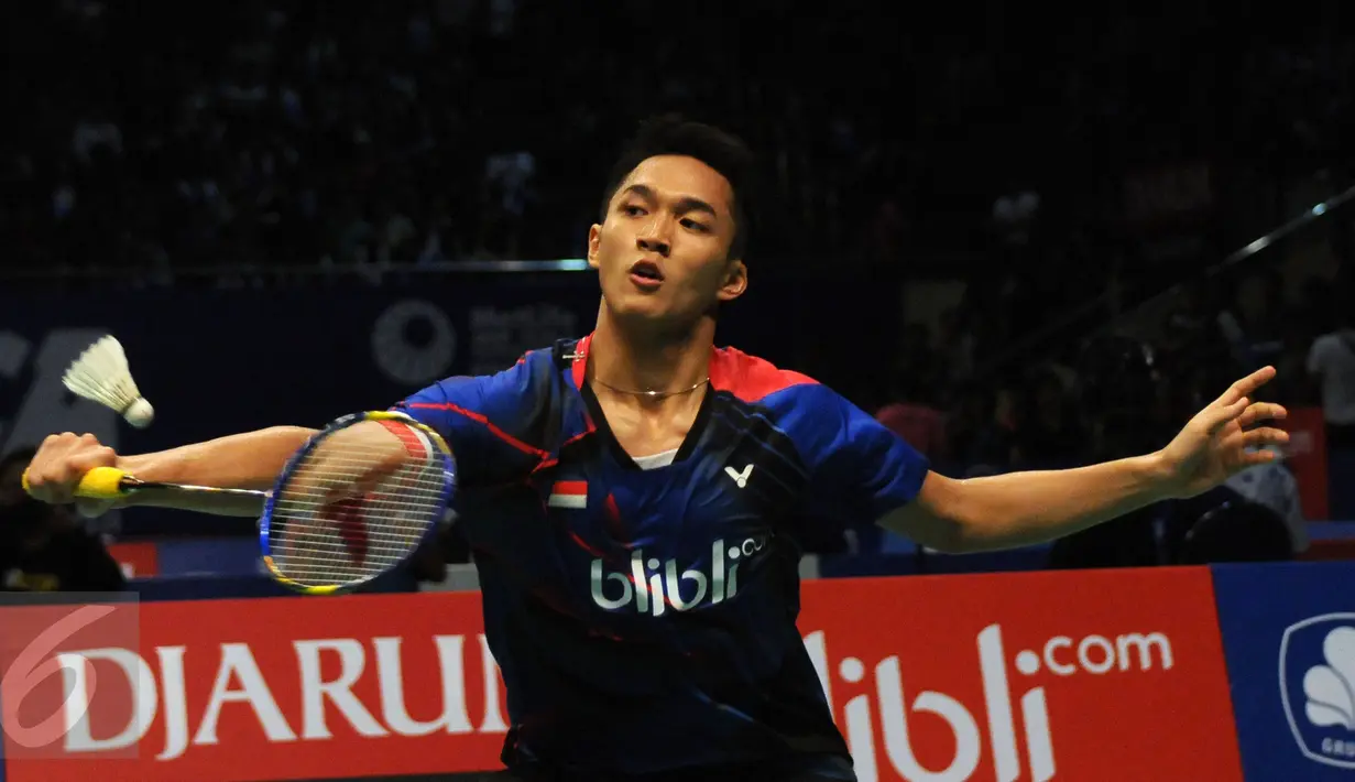  Pebulutangkis tunggal putera Indonesia, Jonatan Christie mengembalikan bola ke arah pemain Taiwan, Hsu Jen Hao di babak penyisihan BCA Indonesia Open 2016, Istora Senayan Jakarta, (1/6/). Jonatan unggul 21-12, 21-19. (Liputan6.com/Helmi Fithriansyah)
