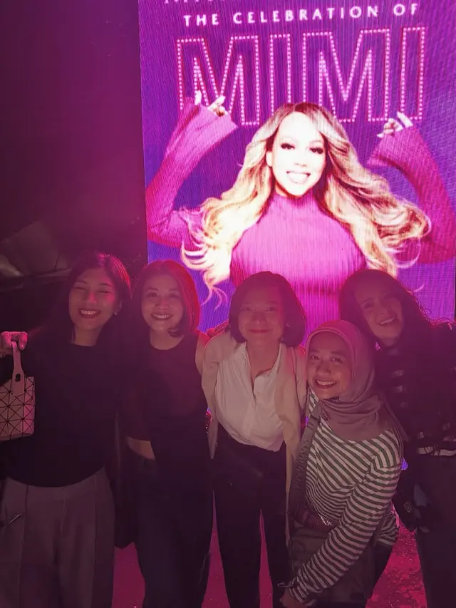 Ayushita Nonton Konser Mariah Carey. [@ayushita]