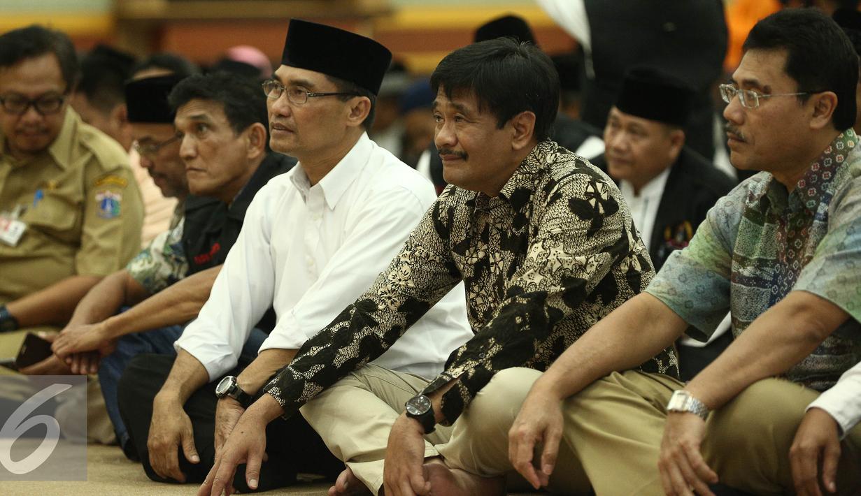 Wagub DKI, Djarot Saiful Hidayat (kedua kanan) saat buka puasa bersama FKDM di Jakarta, Selasa (28/6). Djarot berpesan agar menjaga kerukunan dan keamanan di lingkungan masing-masing. (Liputan6.com/Faizal Fanani)