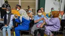 Warga menerima dosis vaksin virus corona COVID-19 Sinovac di sebuah mal di Surabaya, Jawa Timur, Kamis (23/9/2021). Vaksinasi COVID-19 di Surabaya dilakukan di fasilitas kesehatan, mal, perkantoran, kelurahan hingga balai RW. (Juni Kriswanto/AFP)