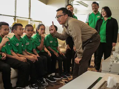 Menpora Imam Nahrawi berbincang dengan delapan pemain terbaik MILO Football Championship 2019 di Gedung Kemenpora, Jumat (26/7/2019). Mereka nantinya akan mendapatkan pelatihan dasar sepak bola, termasuk teknik ‘'iki-Taka' yang merupakan gaya bermain khas FC Barcelona. (Liputan6.com/Faizal Fanani)