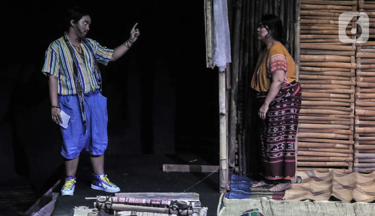 Kelompok Tema Gunadarma melakukan pementasan dengan judul "Tiga Kain Tenun" saat Festival Teater Jakarta (FTJ) wilayah Jakarta Selatan di Pusat Pelatihan Seni dan Budaya, Tebet, Selasa (16/11/2021). Kegiatan FTJ tingkat kota tersebut diikuti oleh 9 kelompok teater. (merdeka.com/Iqbal S Nugroho)