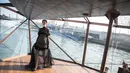 Model berpose di atas kapal saat memperagakan busana karya desainer asal Vietnam Jessica Minh Anh dalam busana Spring-Summer 2017 di Paris Fashion Show di Paris, Perancis, (26/1). (AP Photo / Thibault Camus)