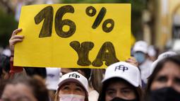 Guru dari seluruh negeri memprotes kenaikan gaji di luar Kementerian Ekonomi di Asuncion, Paraguay, Selasa (5/10/2021). Serikat guru melancarkan mogok nasional mulai Senin untuk menuntut kenaikan 16 persen, dua kali kenaikan gaji yang diusulkan. (AP Photo/Jorge Saenz)