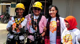 Para pendaki (climber) wanita bersiap memasang banner raksasa bertuliskan "Saya Perempuan Anti Korupsi" di Gedung KPK, Jakarta, Selasa (21/4/2015). Pemasangan banner tersebut dalam rangka memperingati Hari Kartini. (Liputan6.com/Yoppy Renato)
