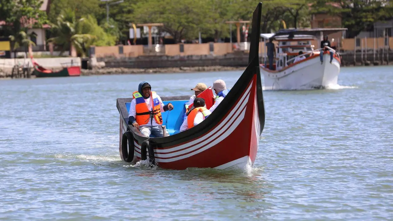 Fiber boat tersebut adalah kreasi buatan tim Aneuk Muda Aceh Unggul Hebat (AMANAH) dan sudah berhasil diuji coba di perairan Ulee Lheue, Banda Aceh, Sabtu (31/8/2024) (Istimewa)