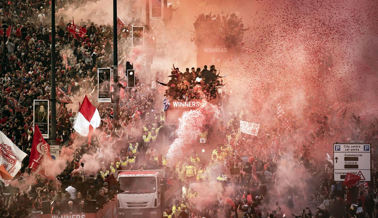 Ribuan fans Liverpool memadati jalan-jalan kota untuk menyambut tim kebanggaan mereka yang melakukan parade di atas bus terbuka pada Minggu (29/05/2022) waktu setempat. Musim ini, The Reds berhasil meraih dua trofi yaitu Piala FA dan Piala Liga Inggris. (PA via AP/Danny Lawson)