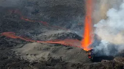 Lava pijar yang terus menyembur dari kawah Gunung Piton de la Fournaise, La Reunion, Prancis, Rabi (1/2). Gunung tersebut kembali meletus pada Selasa (31/1) malam waktu setempat dan terus menyemburkan lava pijar. (AFP Photo/Richard Bouhet)