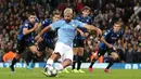 Pemain Manchester City Sergio Aguero mencetak gol ke gawang Atalanta saat bertanding pada laga Liga Champions di Stadion Etihad, Manchester, Inggris, Selasa (22/10/2019). Manchester City menang 5-1 dengan tiga gol Raheem Sterling dan dua dari Sergio Aguero. (Martin Rickett/PA via AP)