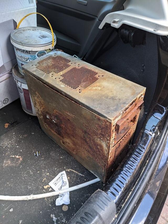 Dibawa ke Tukang Servis, 6 Potret Kondisi Barang Elektronik yang Ini Bikin Prihatin. (Sumber: Boredpanda)