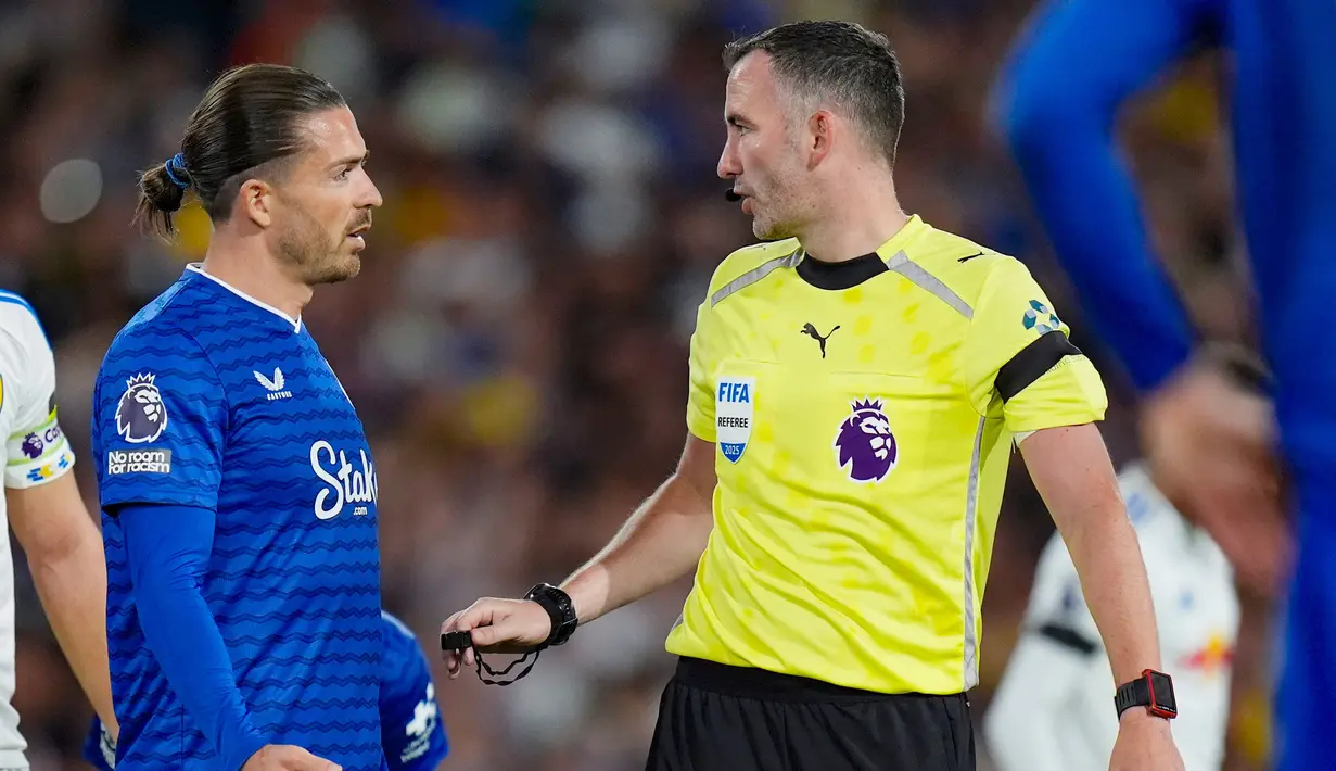 Laga debut Jack Grealish bersama Everton dinodai dengan keputusan 'handball' kontroversial dari wasit. (AP Photo/PA/Danny Lawson)