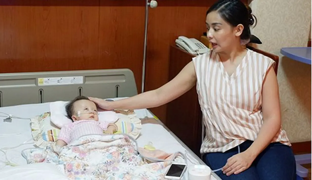 Seperti diketahui, anak keempat pemeran film Cinta Selamanya yang lahir 24 Mei 2017 itu terkena penyakit langka. Ziona terserang penyakit yang bernama dislepsia. (Instagram/joannaalexandra)