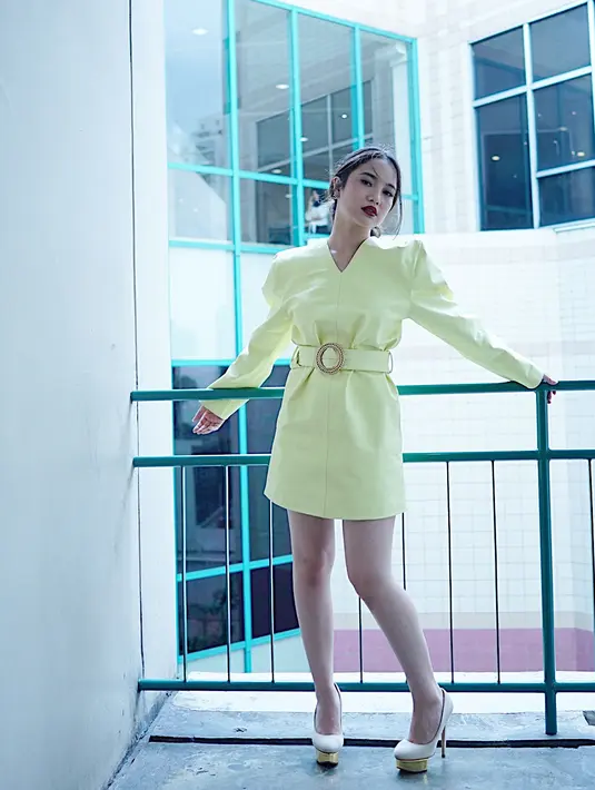 Kali ini, Chacha memilih warna kuning untuk mini dressnya.  Kulitnya yang putih, pastinya sangat pas dengan warna yang menyala ini. Tampilan Chacha pun semakin menarik karena ia memakai lipstick berwarna merah merona. (Instagram/chafrederica)