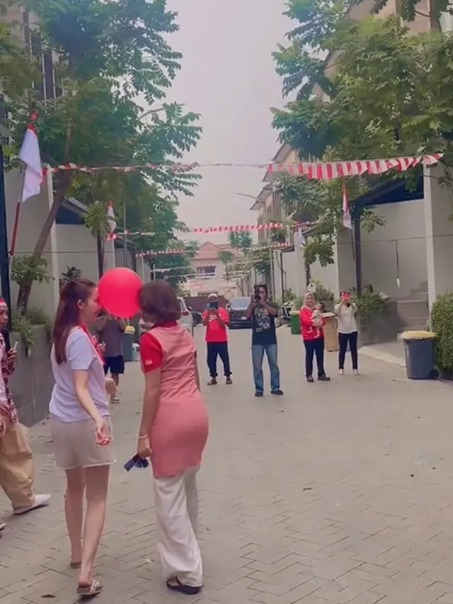 7 Potret Indah Permatasari Ikut Lomba Agustusan Ini Seru Banget