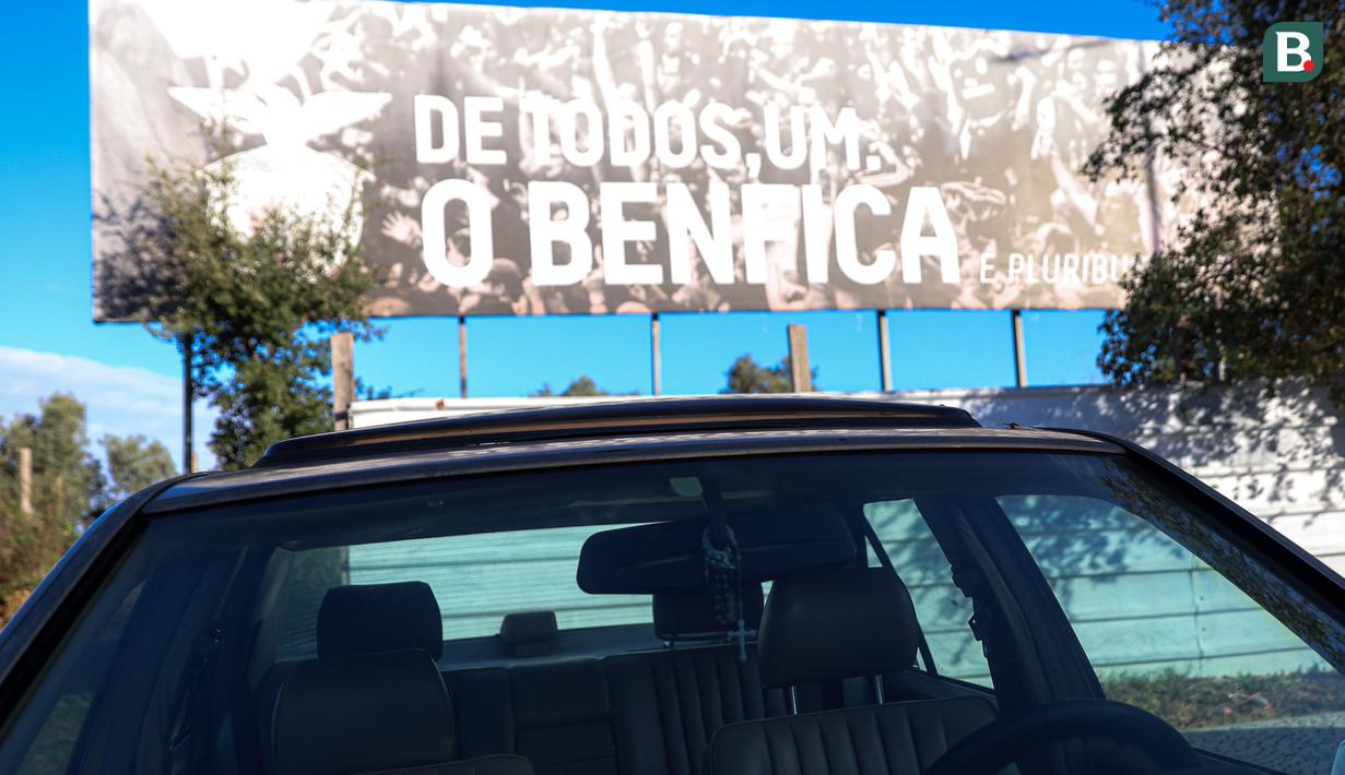 Memasuki area akademi, rombongan Korea-Korea Selecao disambut dengan papan reklame bertuliskan "De Todos, Um. O Benfica" atau berarti dari semua, hanya ada satu Benfica. (Bola.com/Bagaskara Lazuardi)