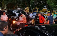 Isak Tangis Putra Bungsu Marsma Fajar Disambut Peluk Erat Sang Ibu di Rumah Duka