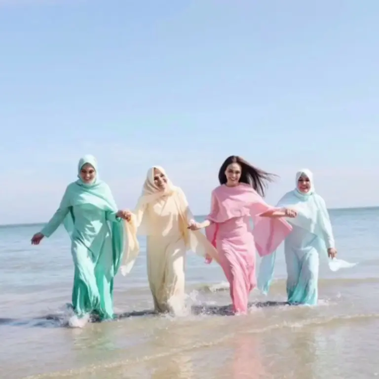 Shandy Aulia harmonis dengan ketiga kakaknya yang muslim. (Instagram/shandyaulia)