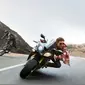 Tom Cruise dalam filmnya menunggangi BMW S1000RR sembari menghindari kejaran musuh.