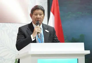 Utusan Khusus Presiden Republik Indonesia dalam COP29, Hashim Djojohadikusumo memberikan keynote speech di sesi talkshow CEO Climate Talks bertajuk "Enhancing Ambition on Renewable Energy" di Indonesia Pavilion, Baku, Azerbaijan pada Senin, (11/11). (Foto: Istimewa)