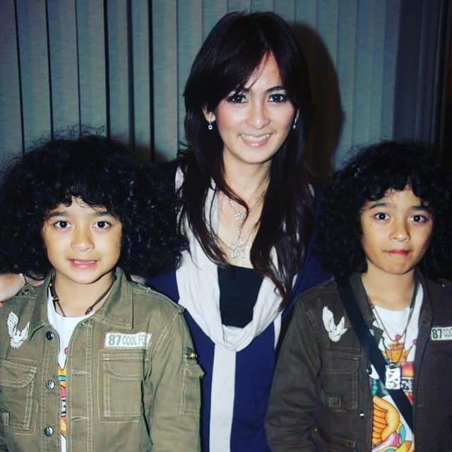 6 Momen Kebersamaan Nakula Sadewa dan Ibunda, Bak Kakak Adik