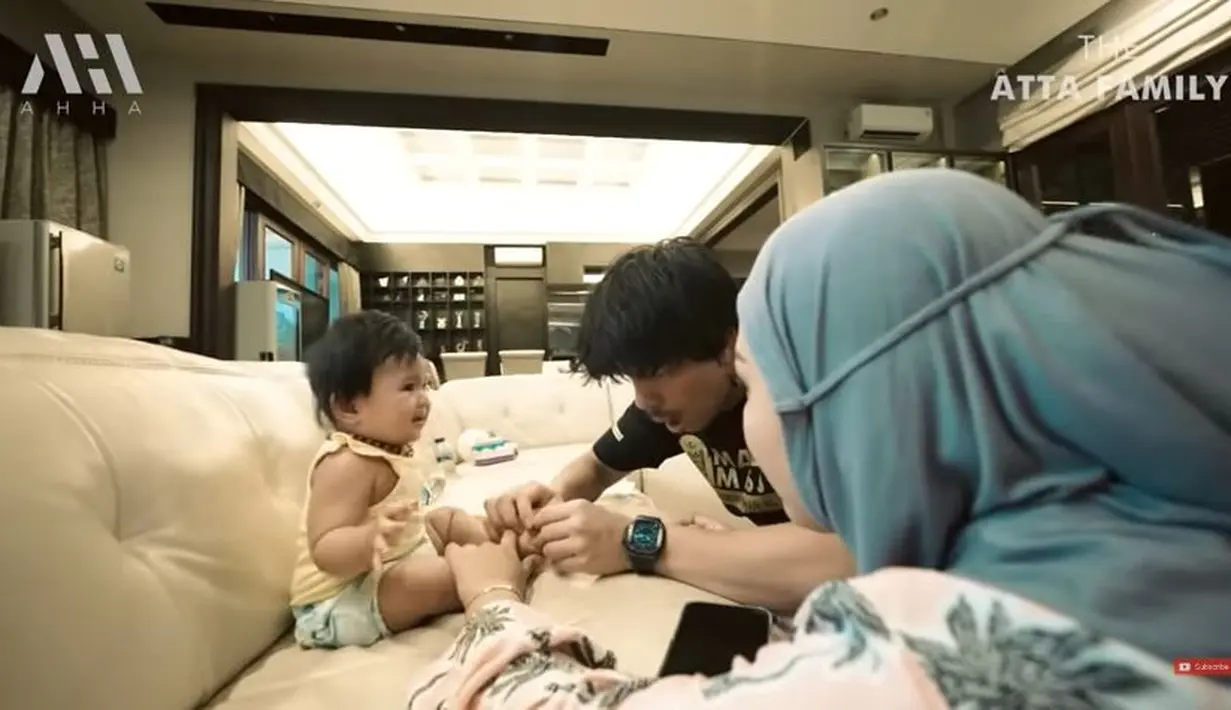 Ameena pun menangis saat sang ayah tengah menyenggol kakinya yang terluka. (Foto: YouTube)