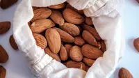 Rekomendasi bahan alami terakhir adalah Kacang Almond (Foto: Unsplash.com/Nacho Fernández)