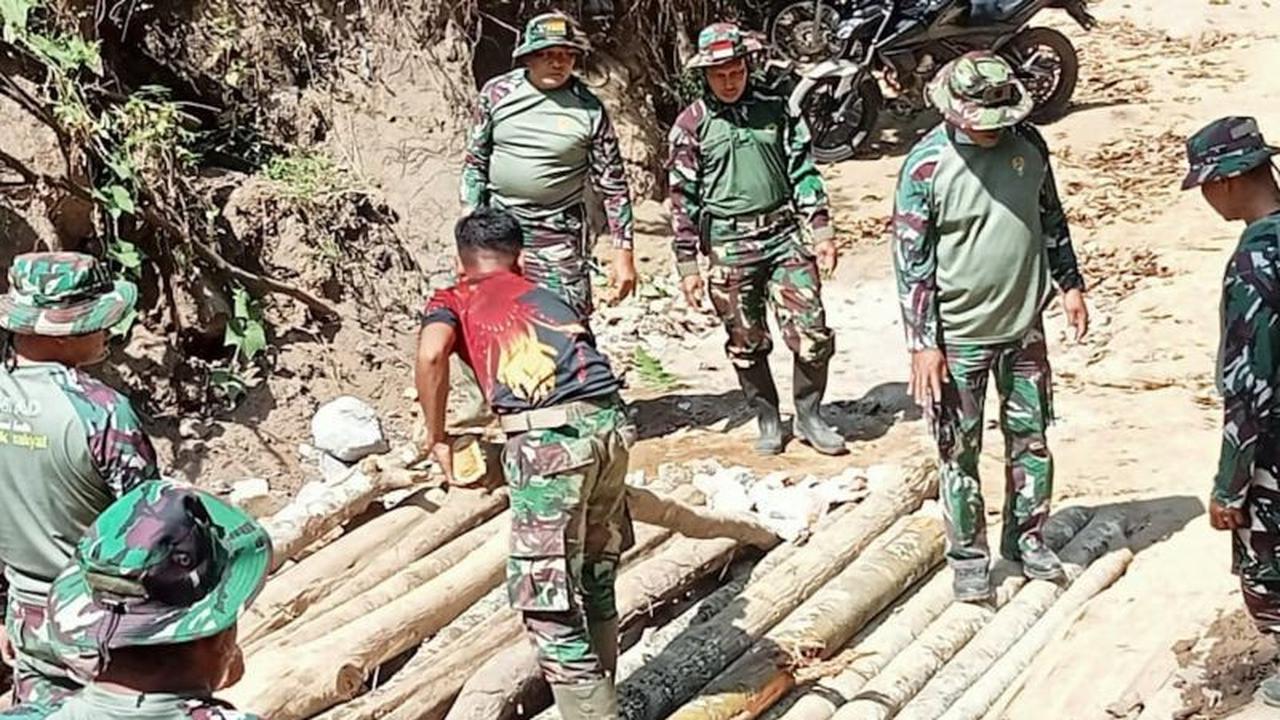 TNI AD dan Masyarakat Bahu-Membahu Bangun Jembatan Darurat di Aceh untuk Pulihkan Akses