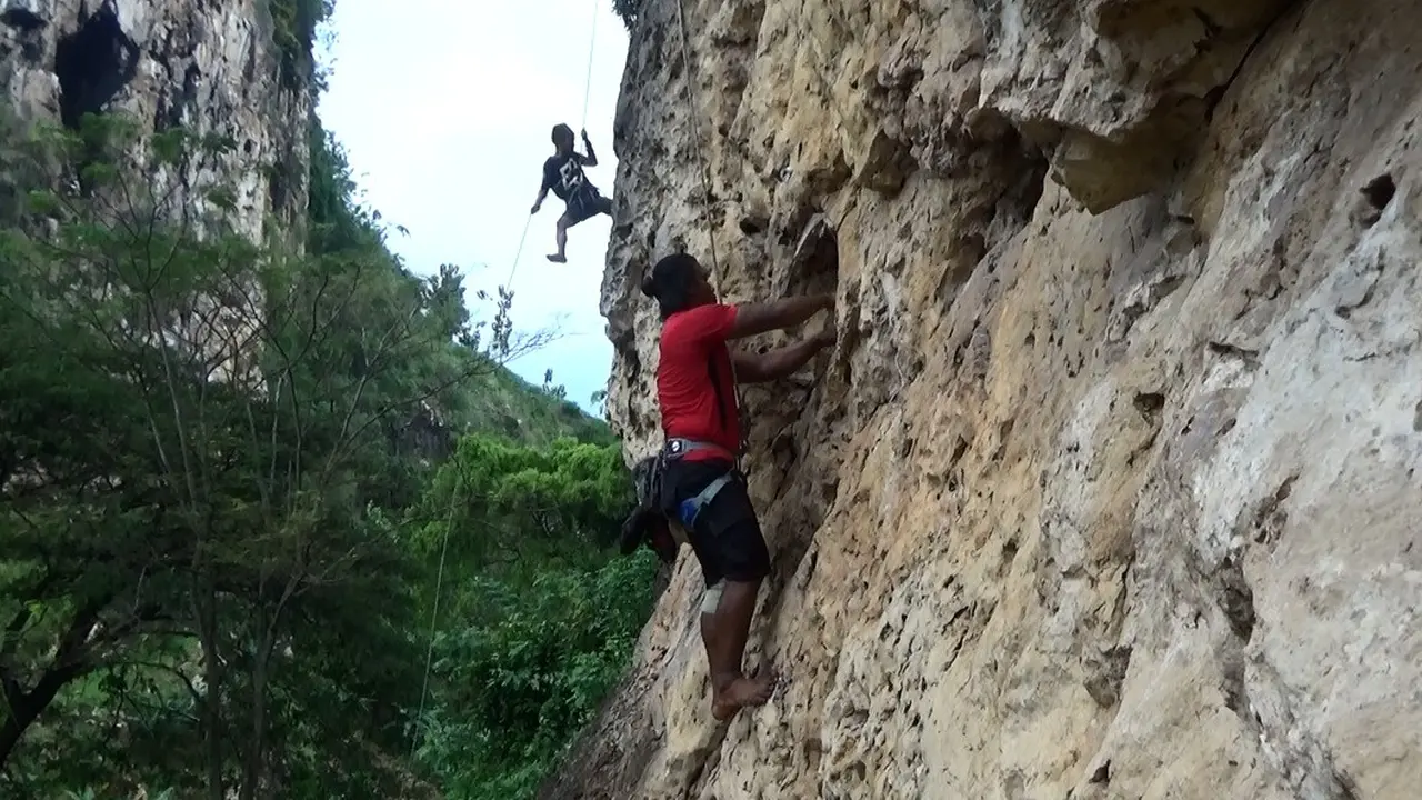 Panjat Tebing Sekaligus Konservasi Air di Gunung Pegat