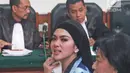 Penyanyi Syahrini mengusapkan tisu ke leher dan wajahnya saat menjadi saksi persidangan kasus First Travel di Pengadilan Negeri Depok, Senin (2/4). Suasana ruang sidang yang pengap membuat Syahrini kegerahan. (Liputan6.com/Herman Zakharia)