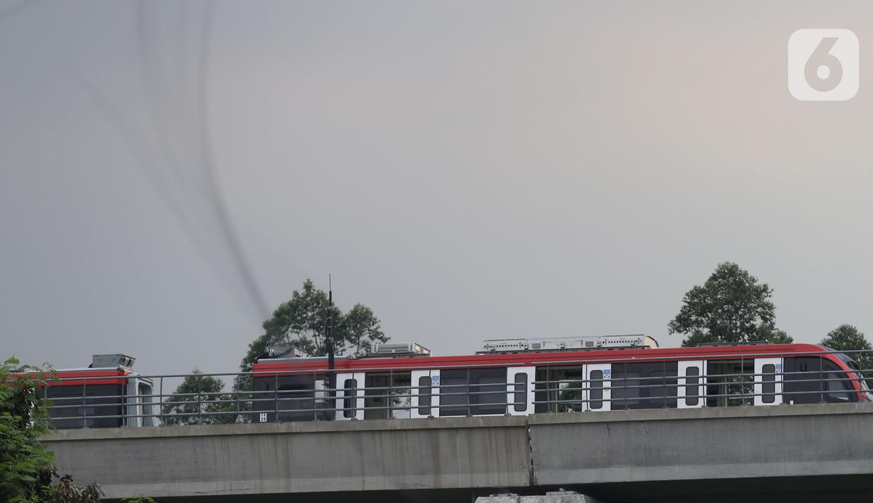 Gerbong kereta LRT yang mengalami kecelakaan beberapa waktu lalu di ruas Cibubur-TMII, Jakarta, Jumat (29/10/2021). Pekerjaan evakuasi akan dilaksanakan setiap pukul 22.00-04.00 WIB pada tanggal 29-30 Oktober 2021 dan tanggal 1-3 November 2021. (Liputan6.com/Herman Zakharia)