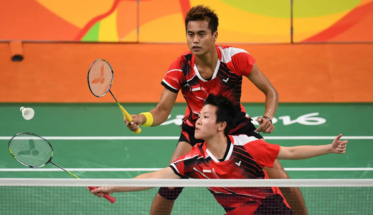 Tontowi Ahmad/Liliyana Natsir menjadi satu-satunya wakil Indonesia yang tersisa dan berhasil melaju ke final. (AFP/Jim Watson)