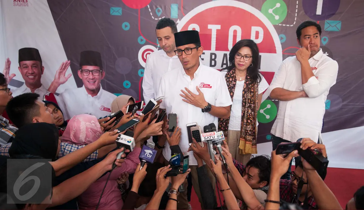 Cawagub DKI, Sandiaga Uno seusai meluncurkan Satgas 'Stop Sebarin Hoax' di Posko Pemenangan, Menteng, Jakarta, Senin (27/3). Satgas ini dibuat untuk menangkal berbagai macam fitnah dan berita hoax yang menyerang Anies- Sandi. (Liputan6.com/Gempur M Surya)